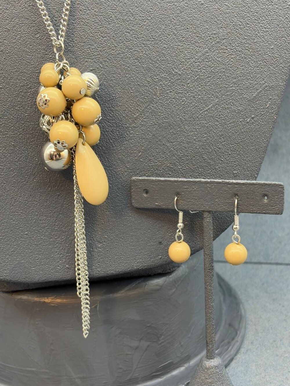 Beige Beaded Earrings Pendant Necklace Set 30 In Silver Chains Cluster Cottage